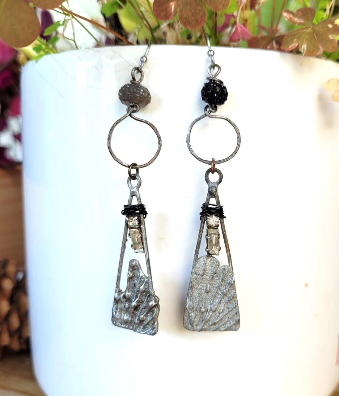 Des boucles d'oreille primitives avec breloques artisanales en étain .. – photo 3